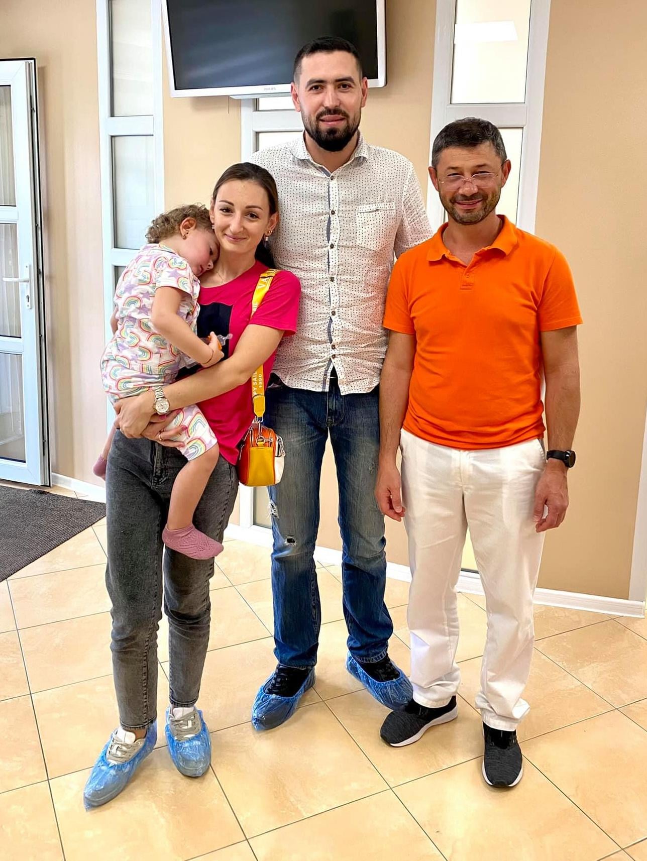 Лечение ребенка под общим наркозом с применением микроскопа